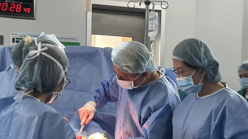 Bác sĩ đang mổ bắt con cho sản phụ