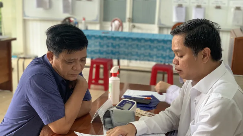 TS-BS Nguyễn Hoàng Hải, Giám đốc Bệnh viện Nhân dân Gia Định đang thăm khám, tư vấn cho người dân