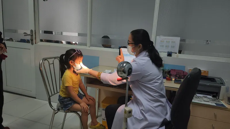 Bác sĩ thăm khám cho bệnh nhi bị đau mắt đỏ