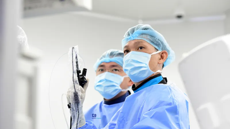 Bác sĩ đang chuẩn bị nội soi cho người bệnh