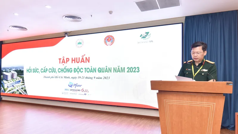 Đại tá Lê Văn Đông - Phó Cục trưởng Cục Quân Y - phát biểu khai mạc hội nghị