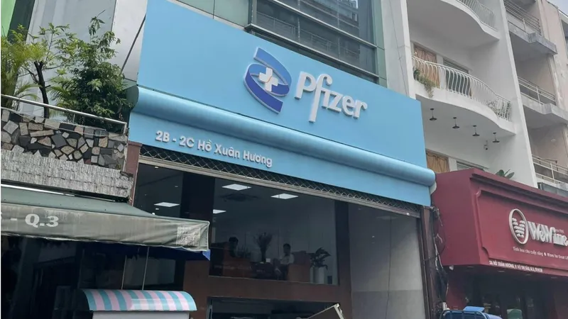 Cơ sở thẩm mỹ quảng cáo trên mạng xã hội sử dụng logo có dấu hiệu vi phạm nhãn hiệu hàng hóa của tập đoàn đa quốc gia Pfizer Inc., vi phạm các quy định pháp luật khi hành nghề và vẫn ngang nhiên hoạt động mặc dù bị tạm đình chỉ hoạt động