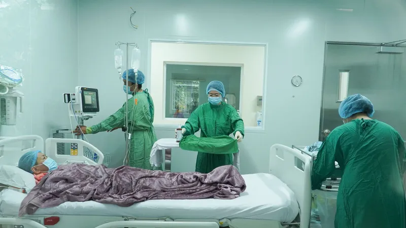 Bác sĩ truyền tế bào gốc cho người bệnh. Ảnh: BVCR
