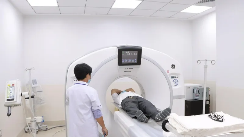 Bác sĩ Bệnh viện Ung bướu chụp MRI cho người bệnh (ảnh chụp trước khi máy chụp bị hư hỏng)