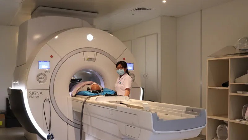 Người bệnh đang được chụp MRI tại Bệnh viện Ung bướu cơ sở 2 vào sáng 5-10