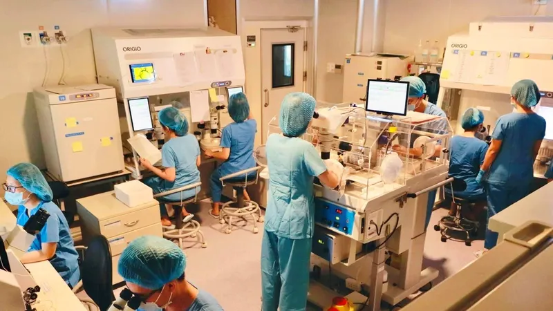 Chuyên viên phôi học làm việc tại phòng Labo