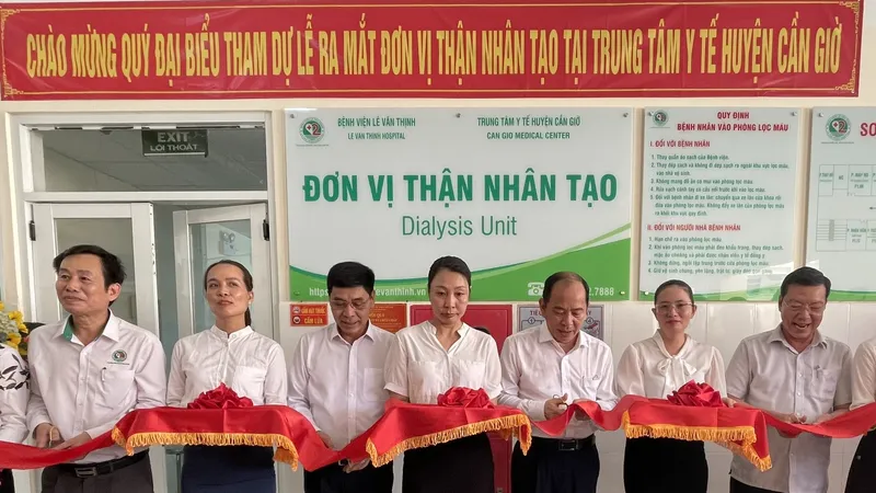 Các đại biểu cắt băng khánh thành Đơn vị thận nhân tạo