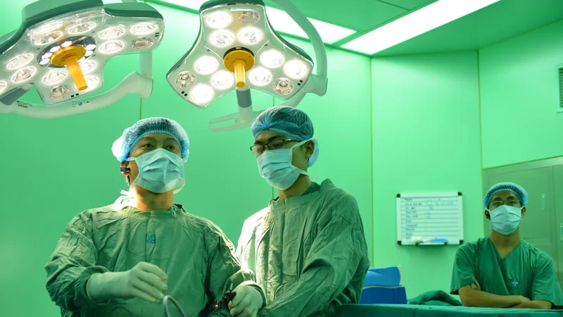 Bác sĩ đang phẫu thuật nội soi cho người bệnh