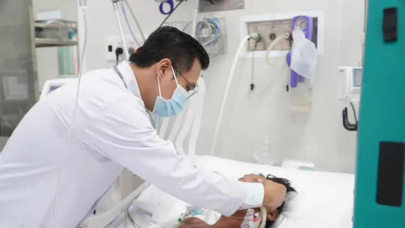 Bác sĩ đang thăm khám cho bệnh nhân