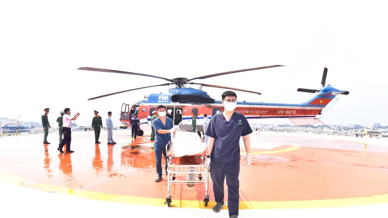 Trực thăng đỗ tại tòa nhà Viện Chấn thương chỉnh hình đưa bệnh nhân về khoa Cấp cứu