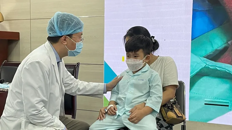 Bác sĩ đang thăm khám cho bệnh nhi