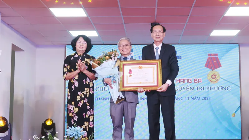 Nguyên Phó Chủ tịch nước Đặng Thị Ngọc Thịnh và Trưởng ban Nội chính Thành ủy TPHCM Lê Thanh Liêm trao tặng Huân chương lao động hạng Ba cho Bệnh viện Nguyễn Tri Phương