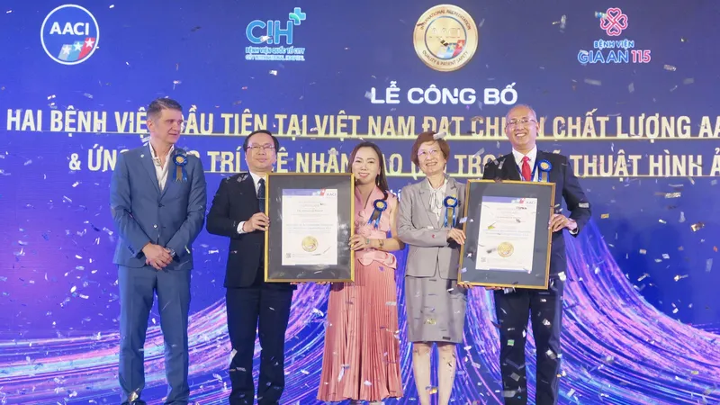 Đại diện 2 bệnh viện nhận chứng nhận AACI