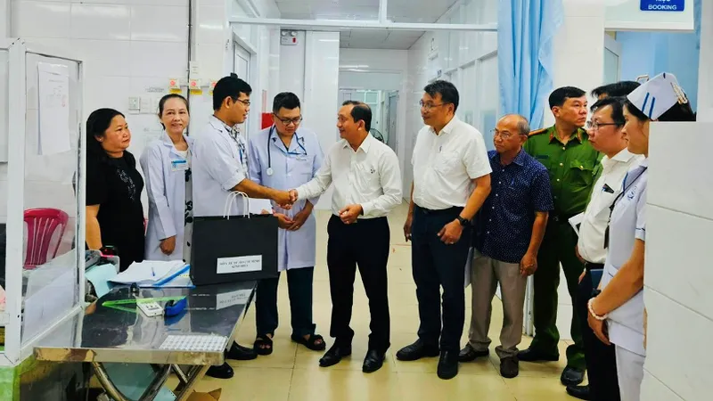 PGS-TS-BS Nguyễn Anh Dũng, Phó Giám đốc Sở Y tế thăm hỏi, động viên tập thể nhân viên khoa Cấp cứu và nhất là nhân viên y tế bị hành hung thuộc Bệnh viện quận 7 