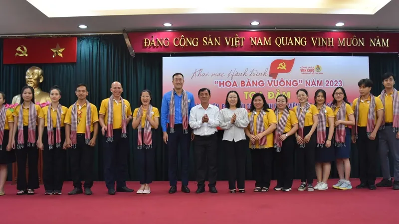 Đồng chí Huỳnh Văn Tuấn và đồng chí Hàng Thị Thu Nga trao khăn và huy hiệu hành trình cho các thành viên tham gia chuyến hành trình