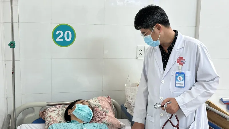 Bác sĩ đang thăm khám cho người bệnh sau phẫu thuật