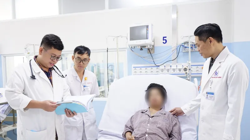 Các bác sĩ đang thăm khám cho bệnh nhân