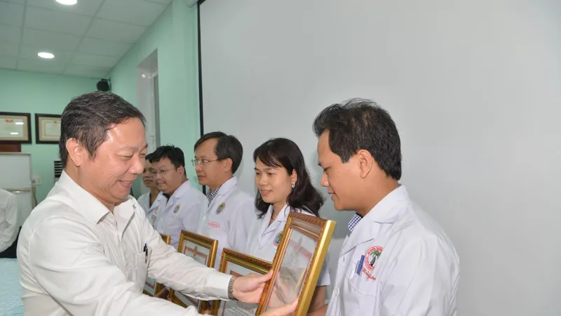 Phó Chủ tịch UBND TPHCM Dương Anh Đức trao tặng bằng khen cho các cá nhân. Ảnh: CAO THĂNG