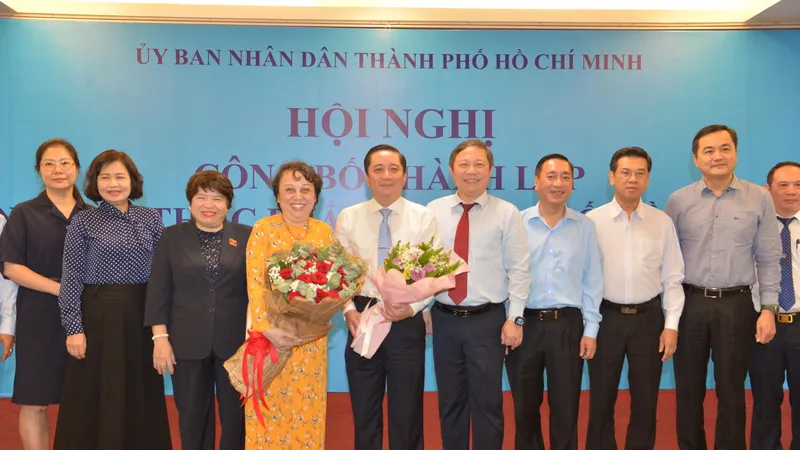 Phó Chủ tịch UBND TPHCM Dương Anh Đức chúc mừng Ban giám đốc Sở An toàn thực phẩm. Ảnh: CAO THĂNG