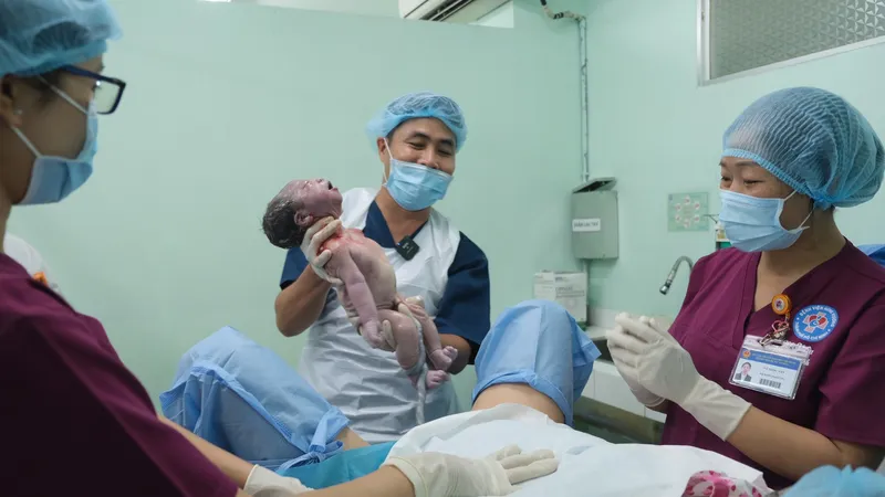 Một em bé chào đời đúng khoảnh khắc chuyển giao giữa năm cũ và năm mới tại Bệnh viện Hùng Vương. Ảnh: THIÊN CHƯƠNG