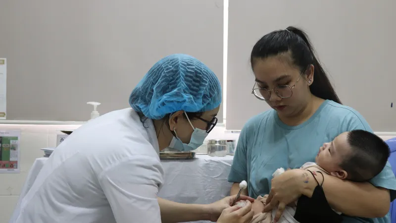 Nhân viên Trạm Y tế phường Phú Mỹ (quận 7) đang tiêm vaccine cho trẻ