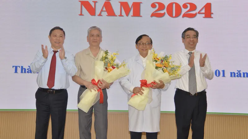 Phó Bí thư Thành ủy TPHCM Nguyễn Phước Lộc (bìa phải) chúc mừng ekip Bệnh viện Từ Dũ và Nhi đồng 1 thực hiện thành công ca thông van tim cho bào thai bị dị tật bẩm sinh ngay trong bụng mẹ. Ảnh: CAO THĂNG