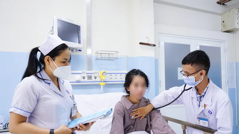 Bác sĩ đang thăm khám cho người bệnh
