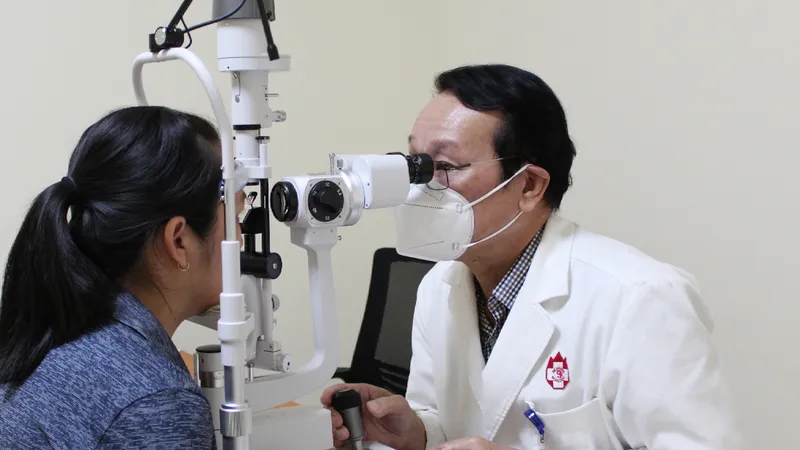 Bác sĩ Bệnh viện Hồng Đức 2 đang thăm khám mắt cho bệnh nhân