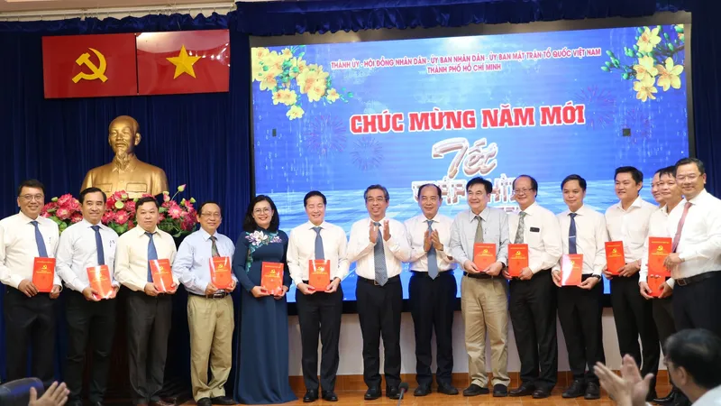 Phó Bí thư Thành ủy TPHCM Nguyễn Phước Lộc tặng thiệp chúc mừng các bệnh viện