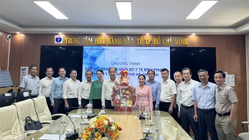 Lãnh đạo Sở Y tế TPHCM cùng lãnh đạo các bệnh viện tiếp và làm việc với đoàn công tác của ngành y tế tỉnh Bình Phước Ảnh: SỞ Y TẾ