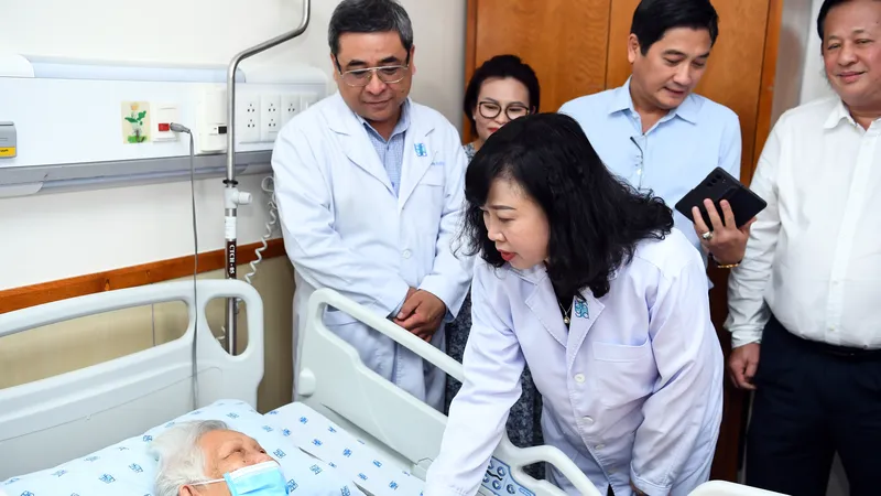 Bộ trưởng Bộ Y tế Đào Hồng Lan thăm bệnh nhân điều trị tại Bệnh viện Đại học y dược TPHCM