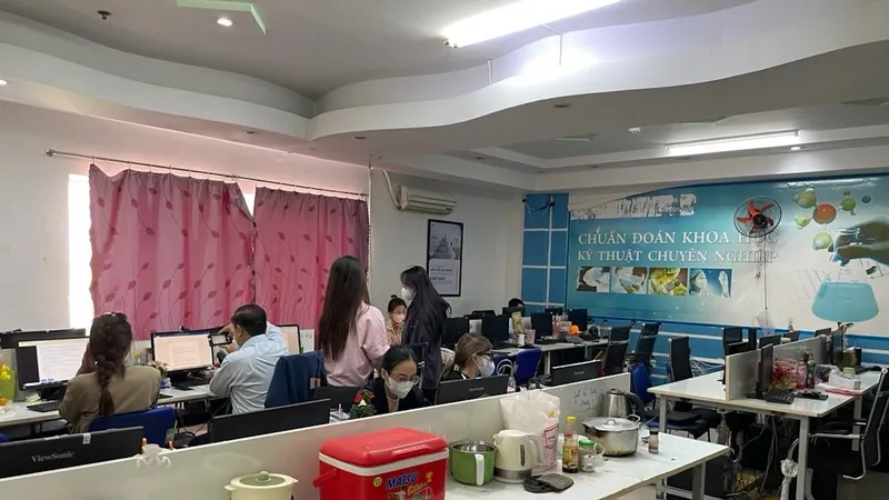 Bên trong khu vực tầng 6 tòa nhà có trang bị hệ thống máy tính và có các nhân viên đang tư vấn, quảng cáo các dịch vụ khám bệnh, chữa bệnh cho người dân trên các trang mạng xã hội 
