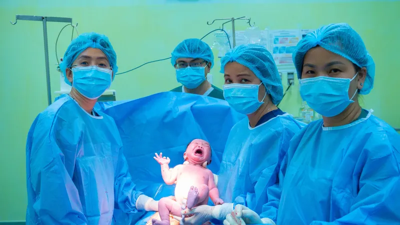 Một em bé chào đời đúng thời khắc giao thừa tại Bệnh viện Hùng Vương