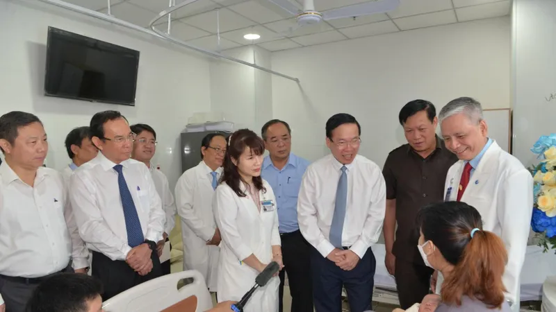 Chủ tịch nước Võ Văn Thưởng thăm hỏi mẹ con bệnh nhi vừa được thông tim thành công. Ảnh: CAO THĂNG