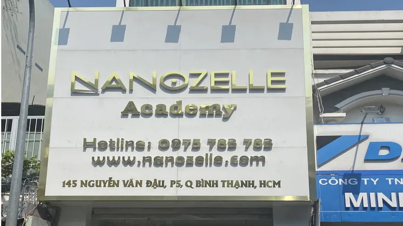 Cơ sở thực hiện chữa bệnh và đào tạo dịch vụ thẩm mỹ không phép treo biển hiệu Nanozelle Academy