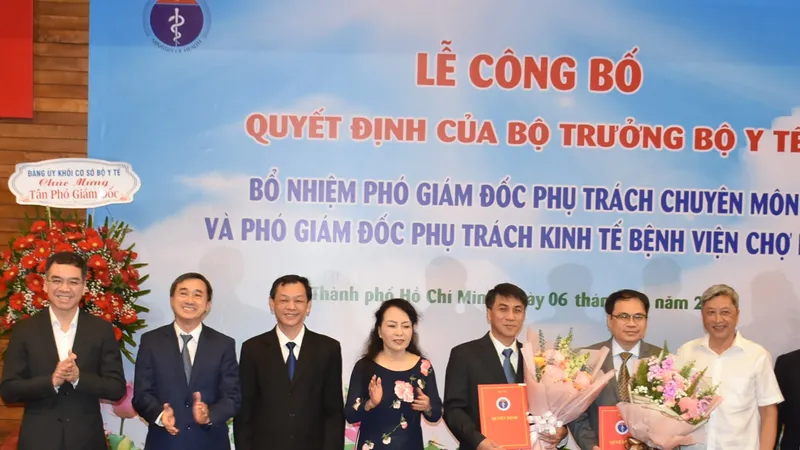 Đại diện Bộ Y tế chúc mừng 2 tân Phó Giám đốc Bệnh viện Chợ Rẫy