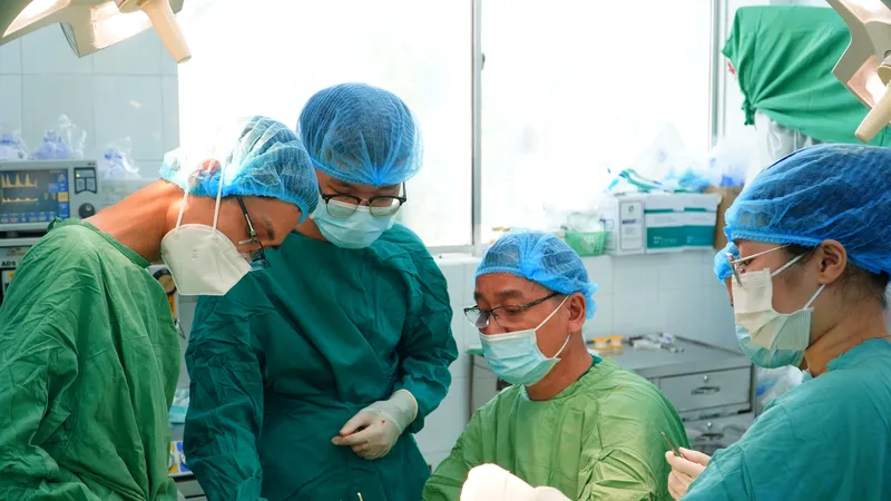 Các bác sĩ đang phẫu thuật cho bệnh nhân