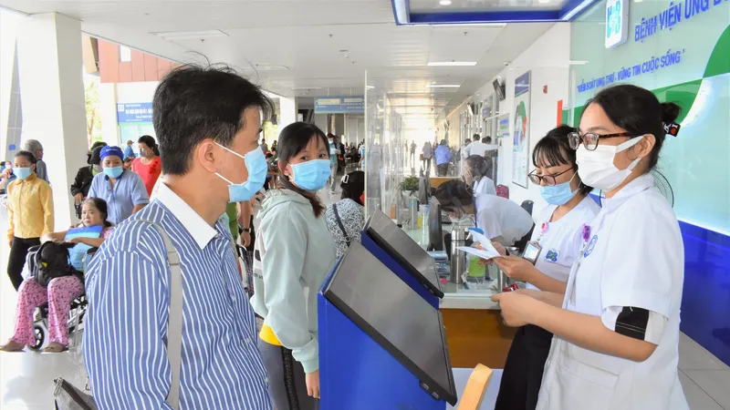 Người dân đăng ký khám chữa bệnh tại Bệnh viện Ung bướu TPHCM