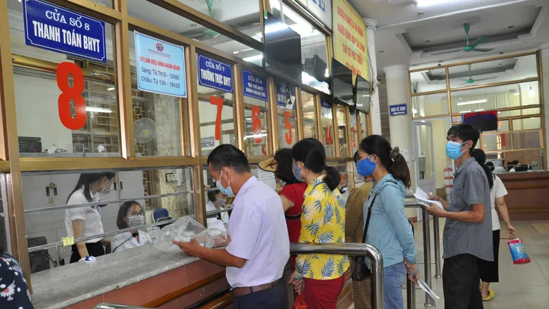 Người dân lãnh thuốc BHYT tại một cơ sở y tế trên địa bàn TPHCM