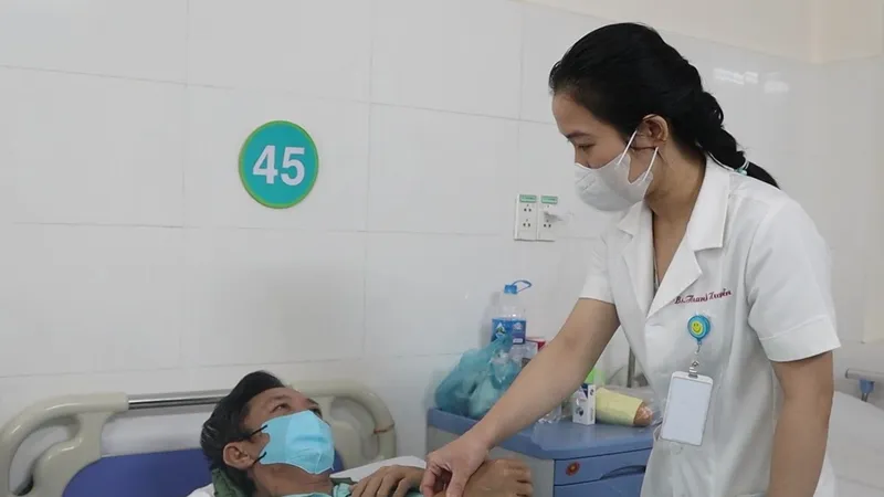 Bác sĩ đang thăm khám cho bệnh nhân
