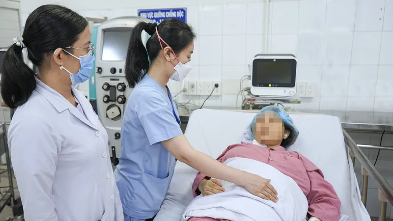Bác sĩ đang thăm khám cho người bệnh