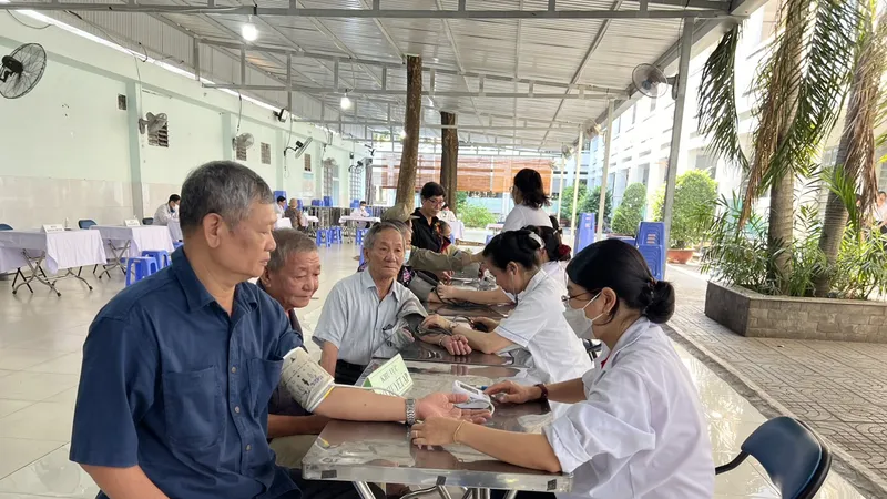 Các bác sĩ Bệnh viện Nhân dân Gia Định đang đo huyết áp cho người bệnh