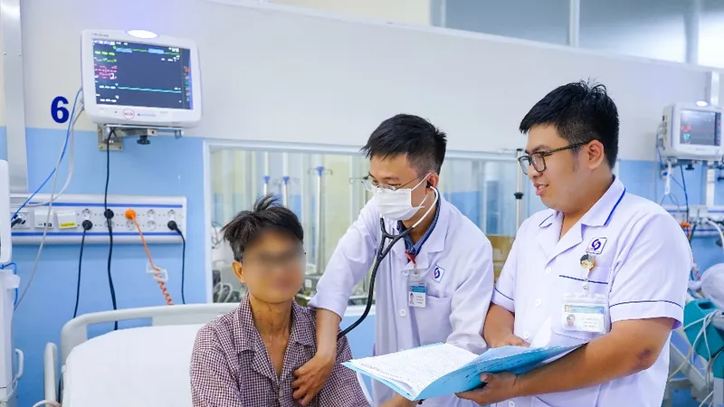 Bác sĩ đang thăm khám cho người bệnh