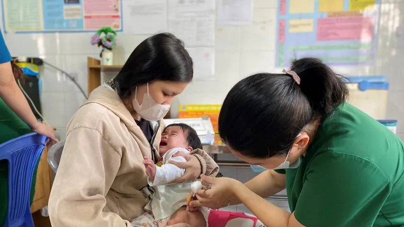 Trẻ được tiêm vaccine 5 trong 1 tại Trạm Y tế xã Phú Xuân, huyện Nhà Bè