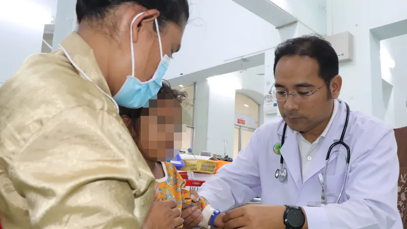 BS-CK2 Đỗ Châu Việt đang thăm khám cho bệnh nhi