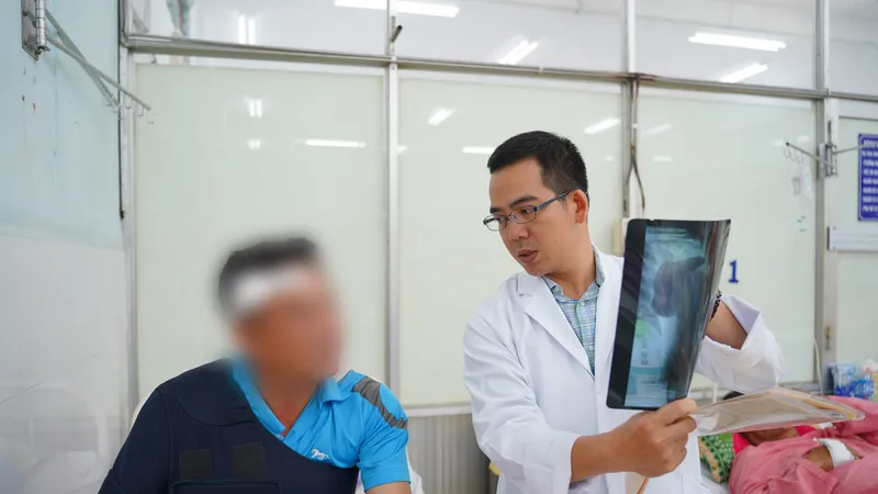 Bác sĩ đang thăm khám và trao đổi với bệnh nhân