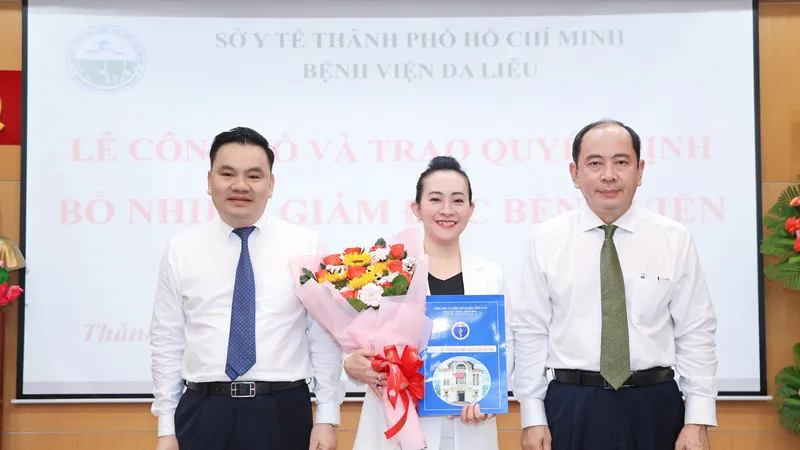 PGS-TS Tăng Chí Thượng, Giám đốc Sở Y tế TPHCM (bìa phải) trao quyết định cho BSCK2 Nguyễn Thị Phan Thúy