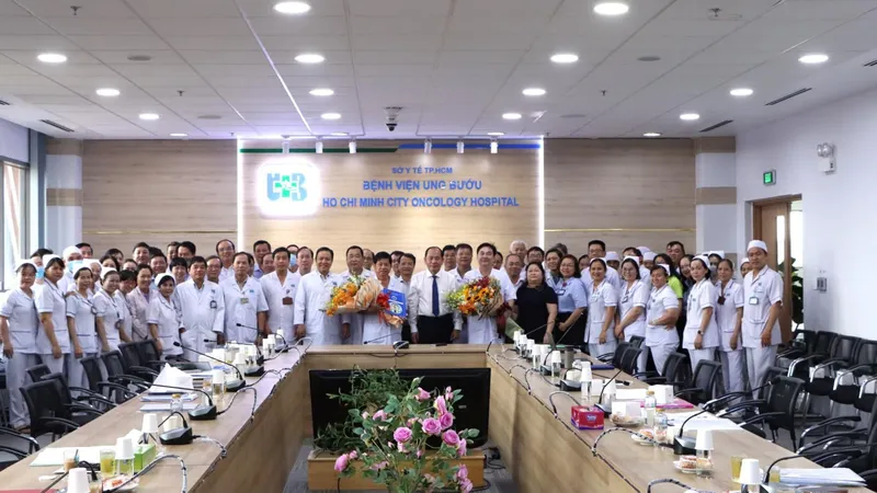 Giám đốc Sở Y tế trao quyết định và chúc mừng TS-BS Diệp Bảo Tuấn