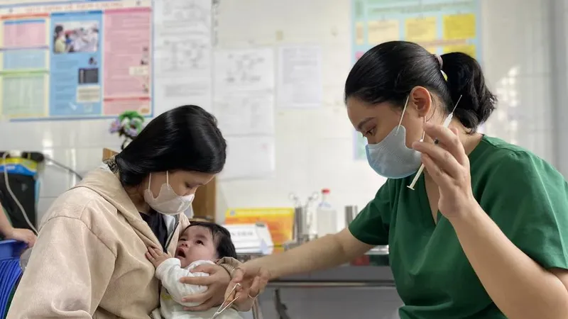 Nhân viên y tế tiêm vaccine cho trẻ trong Chương trình Tiêm chủng mở rộng