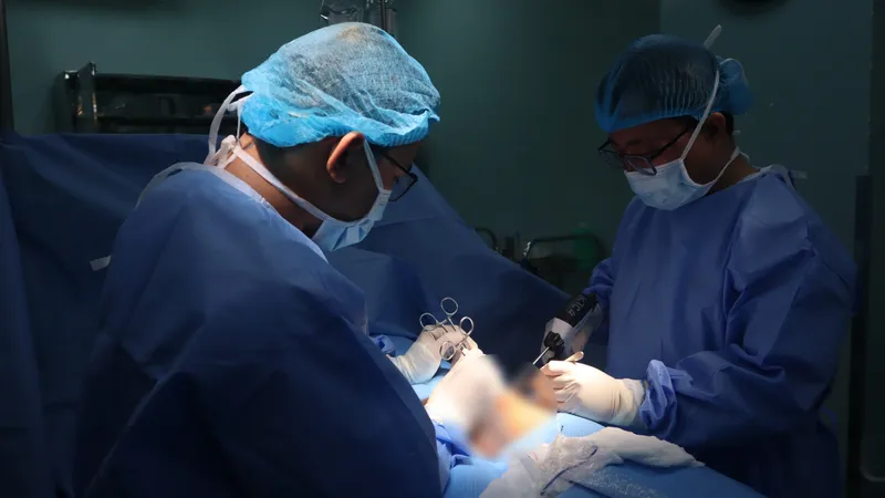 Bác sĩ đang phẫu thuật cho bệnh nhân